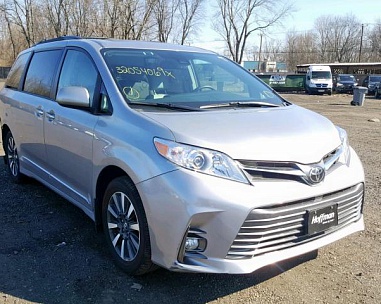 TOYOTA SIENNA XLE 2018